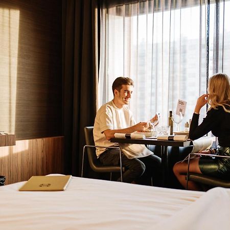 Carbon Hotel Genk Luaran gambar
