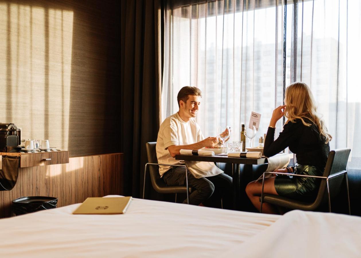 Carbon Hotel Genk Luaran gambar
