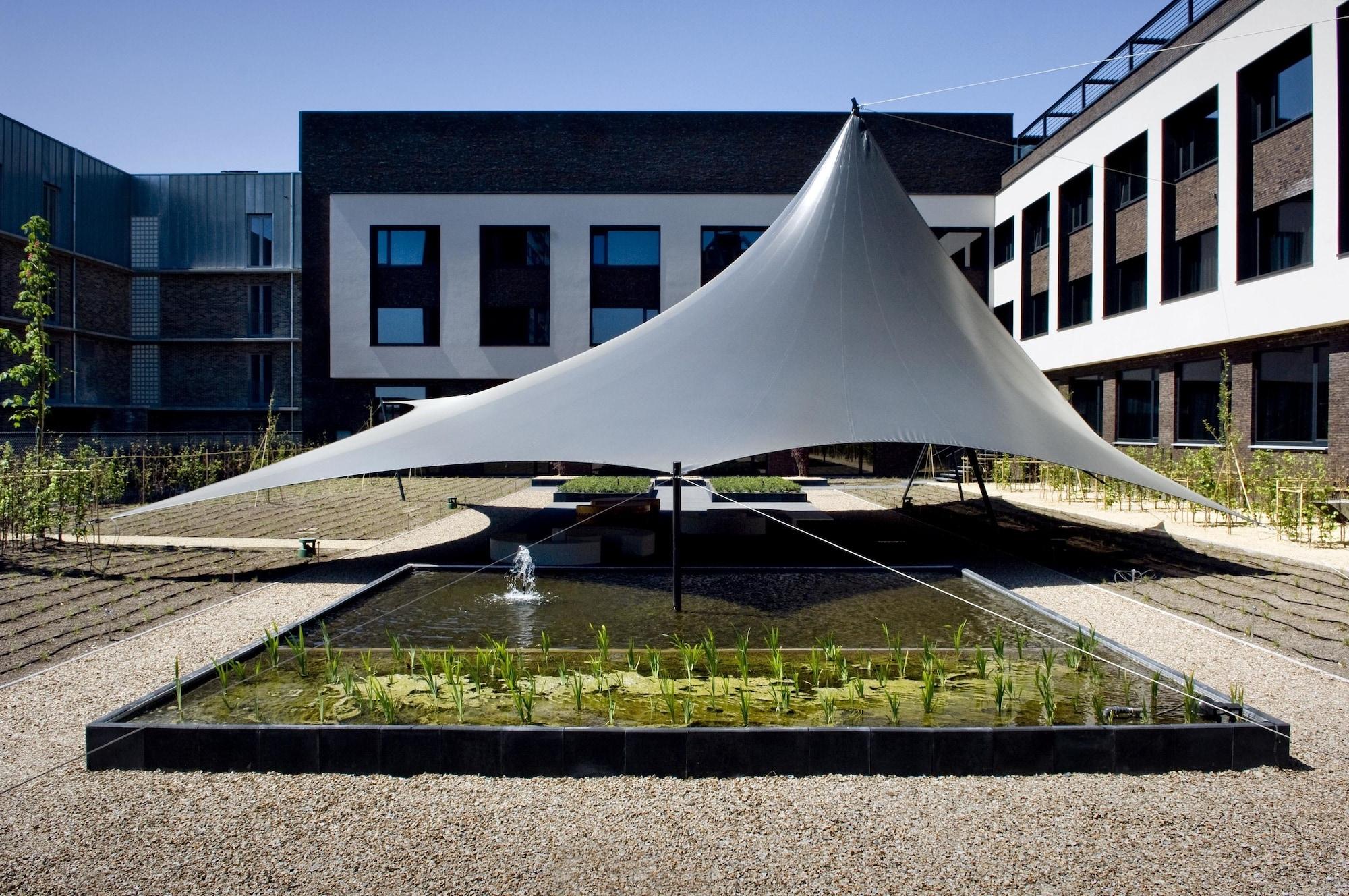 Carbon Hotel Genk Luaran gambar