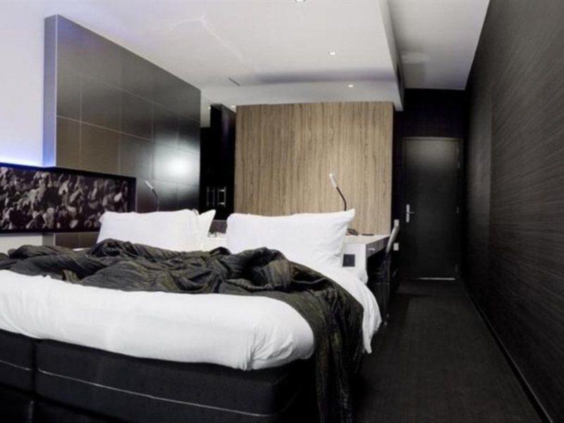 Carbon Hotel Genk Luaran gambar