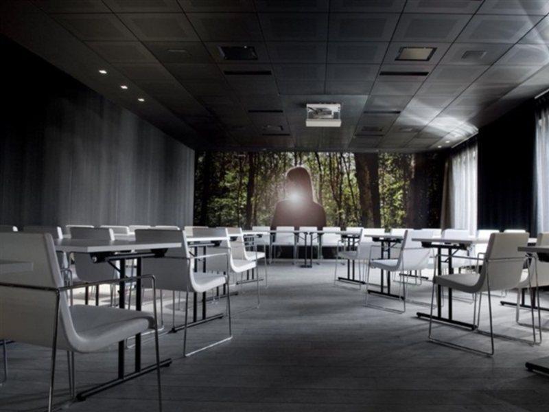 Carbon Hotel Genk Luaran gambar