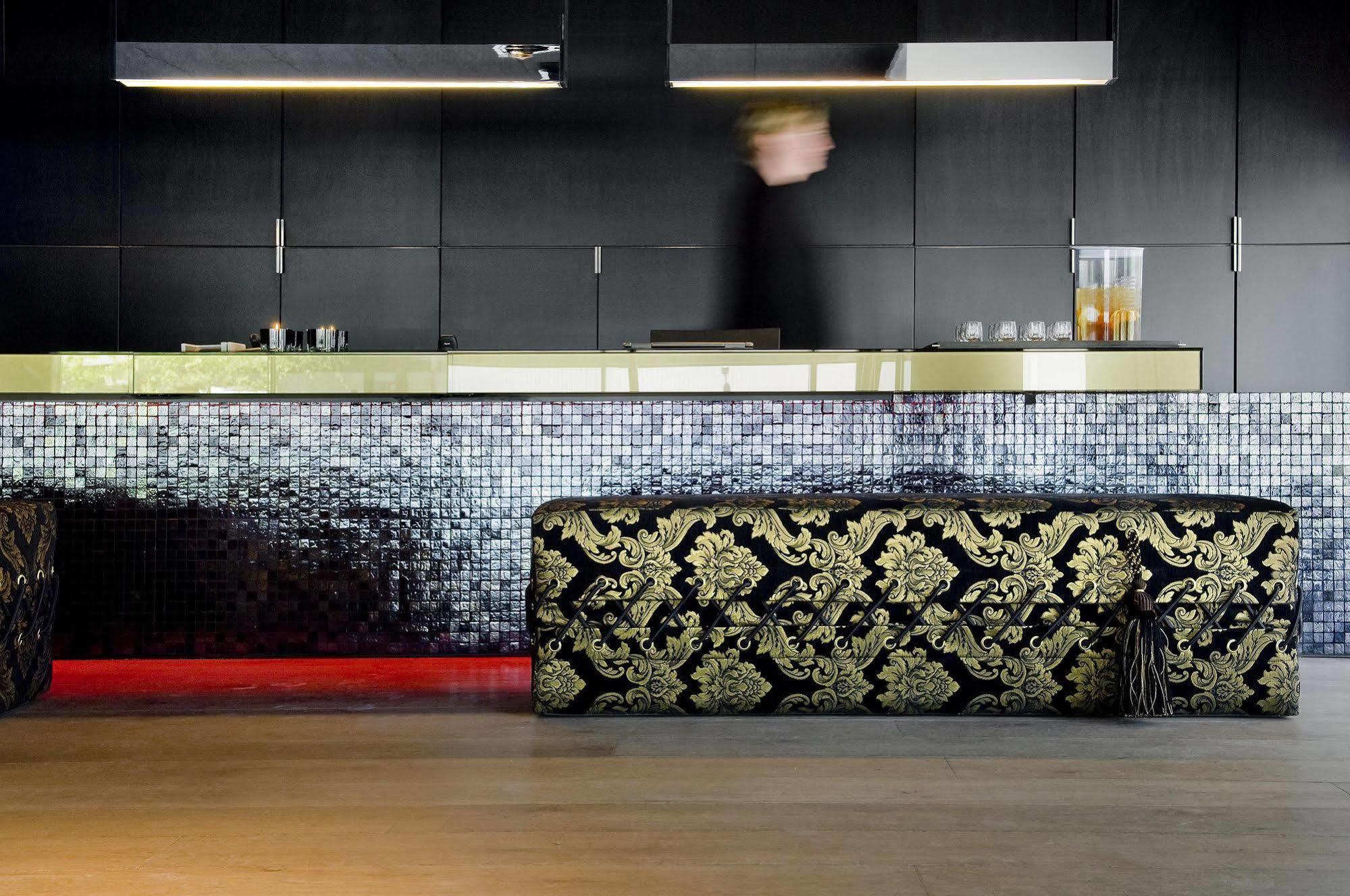 Carbon Hotel Genk Luaran gambar