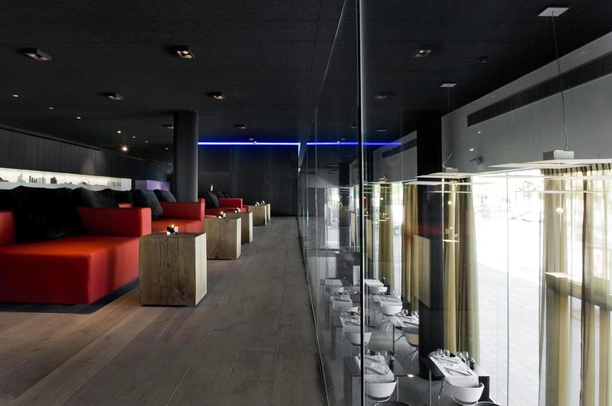 Carbon Hotel Genk Luaran gambar