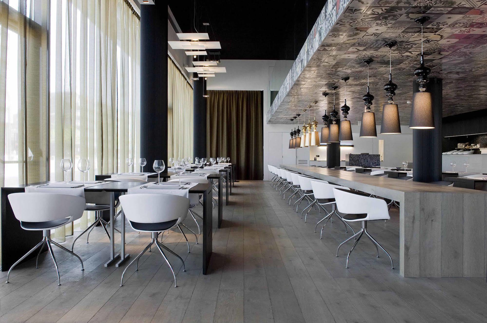 Carbon Hotel Genk Luaran gambar
