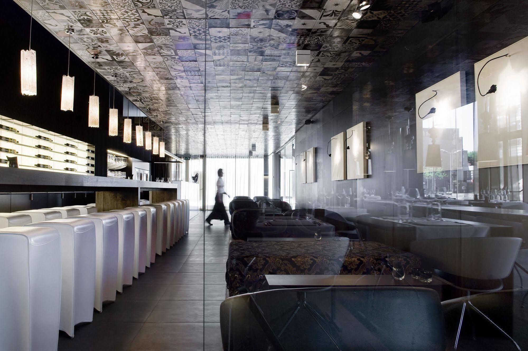 Carbon Hotel Genk Luaran gambar