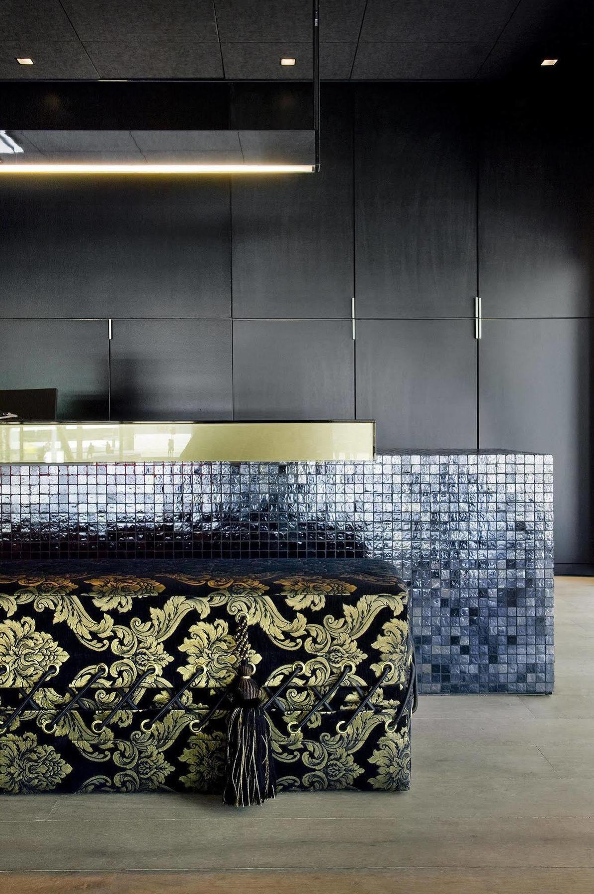 Carbon Hotel Genk Luaran gambar