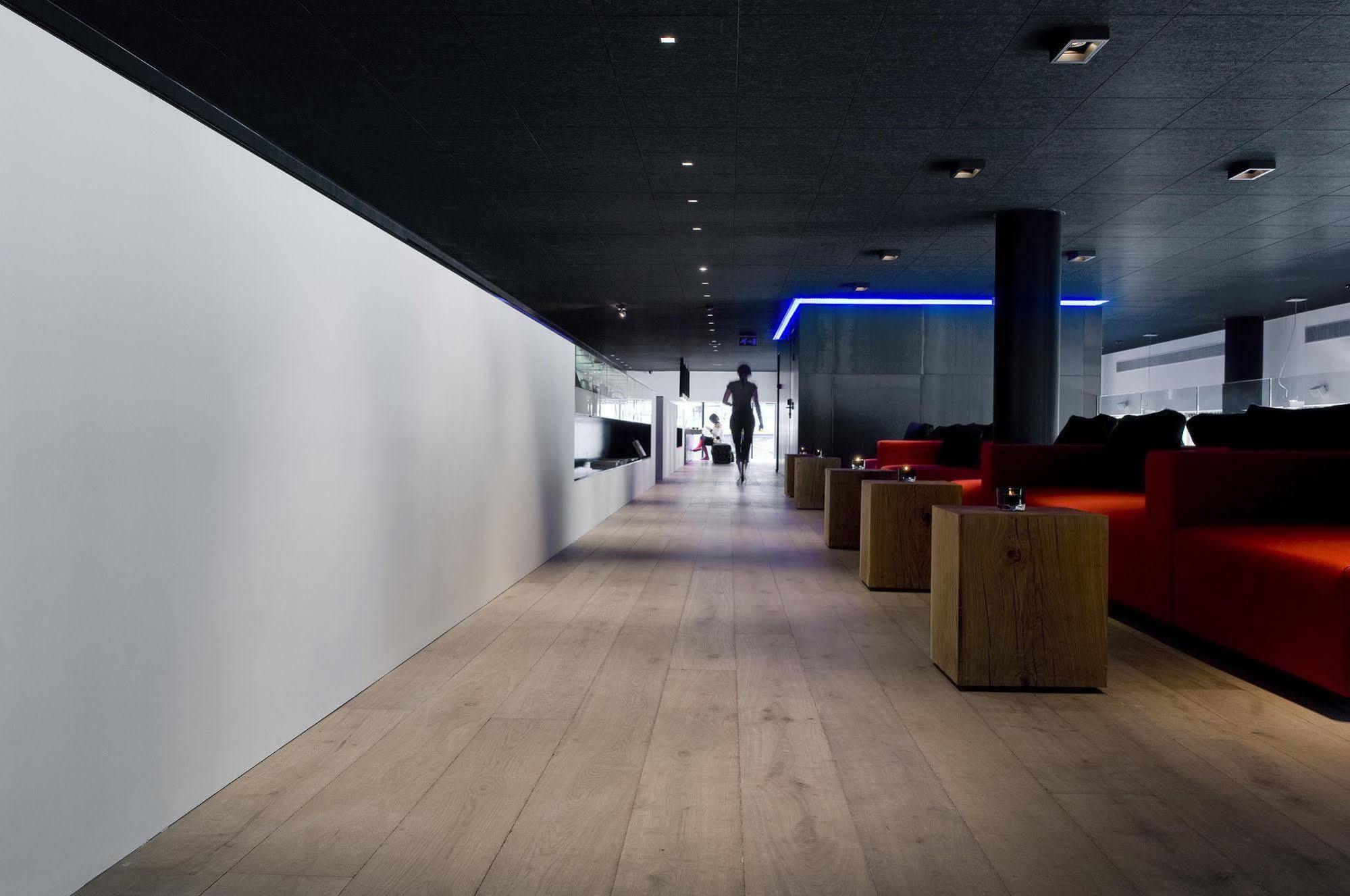 Carbon Hotel Genk Luaran gambar