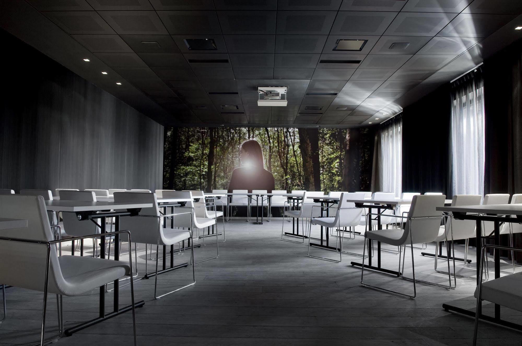 Carbon Hotel Genk Luaran gambar