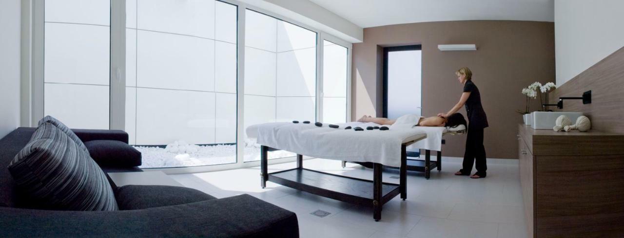 Carbon Hotel Genk Luaran gambar