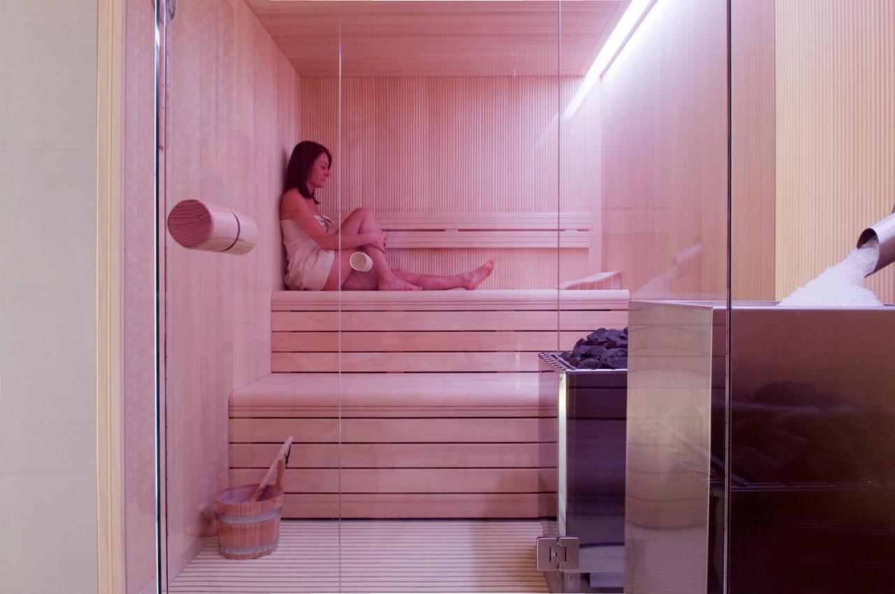 Carbon Hotel Genk Luaran gambar