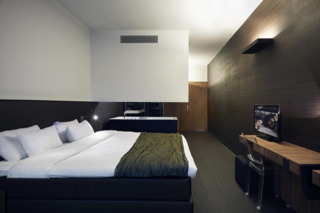 Carbon Hotel Genk Luaran gambar